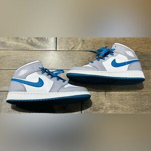 Youth Sz6/ Women’s Sz 7 Cement Trie Blue Nike Air Jordan 1 Mid’
